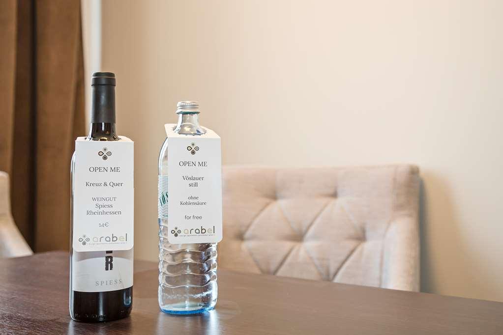 アラベル デザイン アパートメント ベルリン 部屋 写真 A bottle of wine and a bottle of water